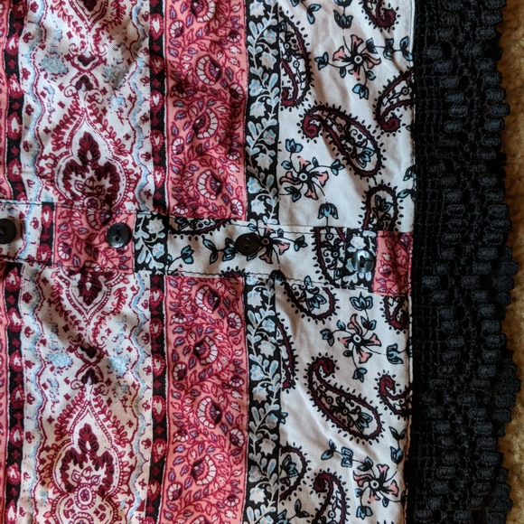 Charlotte Russe Crop Top & Matching Shorts - Picture 4 of 10